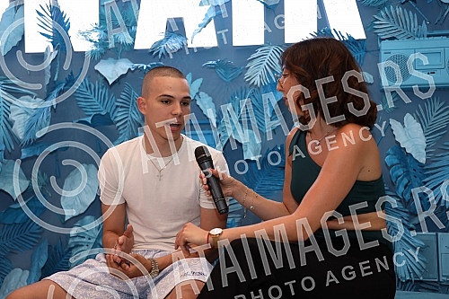 Voyage in WTF Open Air radio in TC Gallery - socializing with fans.Voyage u WTF Open Air radiju u TC Galerija - druzenje sa fanovima.