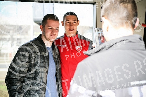 Red Star players have organized clubs with fans prior to the continuation of the Super League season - a tram ride through Belgrade.Fudbaleri Crvene zvezde organizovali su druzenje sa navijacima pred nastavak sezone u Superligi - voznjom tramvajem p