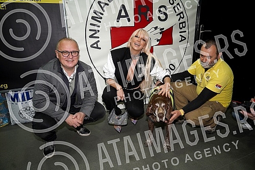 Singer Jelena Karleusa and Deputy Mayor Goran Vesic visited the association Animal Rescue Serbia.Pevacica Jelena Karleusa i zamenik gradonacelnika Goran Vesic obisli su udruzenje Animal Rescue Serbia.