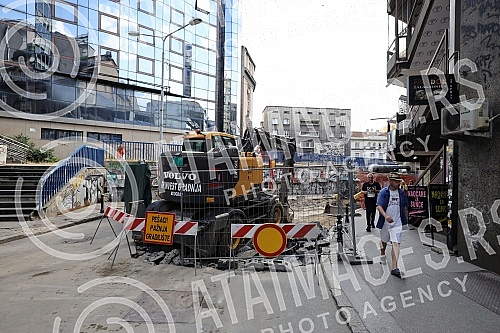 Reconstruction of electrical, telecommunication, water supply and sewerage installations in Sremska Street has begun, and instead of asphalt there will be stone slabs.Pocela je rekonsrukcija elektro, telekomunikacionih, vodovodnih i kanalizacionih 