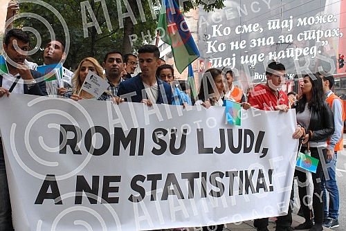 Pocetak jednodnevnog festivala romske kulture i aktivizma setnjom od zgrade Vlade Srbije do Mikser Hausa pod nazivom 