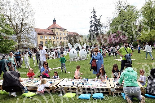 Toddlers painted eggs in Petar Kocic Park. Malisani farbali jaja u Parku Petar Kocic.
