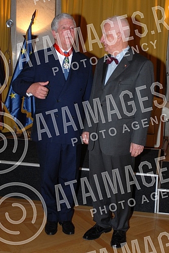 Dekretom predsednika Republike Francuske, Fransoa Olanda, prestolonaslednik Aleksandar Karadjordjevic odlikovan je najvisim francuskim odlikovanjem, ordenom Legije casti u rangu komandira. Orden urucila ambasadorka Republike Francuske u Srbiji Kristi