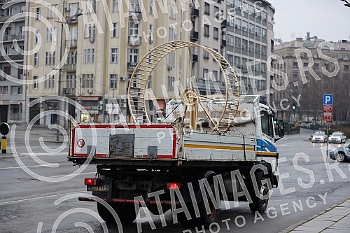Street artist and architect Andrej Josifovski, better known as the Pianist, set up a new, unusual installation in front of the National Assembly of Serbia as part of the 