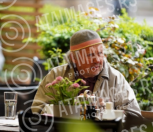 Actor Zijah Sokolovic drinks coffee in the garden of the Sumatovac restaurant despite the cold weather.Glumac Zijah Sokolovic uprkos prohladnom vremenu u basti restorana Sumatovac pije kafu.