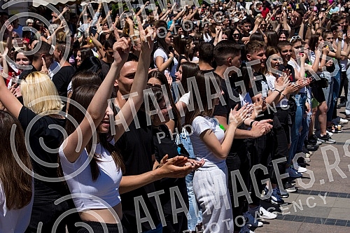 raduates of nis secondary vocational schools and grammar schoolsdanced the traditional Prom at the King of Milan Square at noon to the sounds of waltzes, which symbolically ended their schooling.Maturanti niskih srednjih strucnih skola i gimnazija 