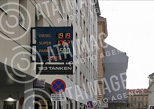 In Austria, the price of fuel at gas stations has reached new record levels that will go down in historical annals. U Austriji cena goriva na benzinskim pumpama dostigla je nove rekordne vrednosti koje ce uci u istorijske anale.