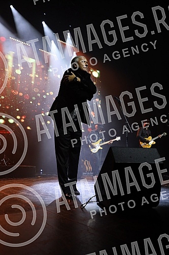 The famous Split tenor Goran Karan, after two big successful concerts in the Serbian capital in 2018 and 2019, returned to the Big Stage of the mts Dvorana.Proslavljeni splitski tenor Goran Karan, nakon dva velika uspesna koncerta u srpskoj preston