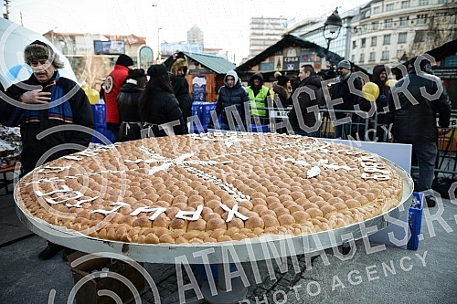 On the Republic Square held a traditional event Bakers' Union of Serbia and crushing Christmas cesnica (Serbian traditional cake)Na Trgu Republike odrzana tradicionalna manifestacija Unije pekara Srbije i lomljenje Bozicne cesnica (Srpska tradiciona