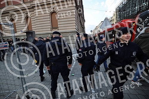 Fans of the Fejenodra football club, which will play the first game of the eighth finals of the League of Conferences against FC Partizan at 6:45 pm at the stadium in Humska, went to the stadium from the Republic Square with police escort.Navijaci 