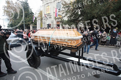 The column with the remains of Patriarch Irinej set off from the Cathedral of St. Archangel Michael in the Temple of Saint Sava.Kolona sa zemnim ostacima patrijarha Irineja krenula je iz Saborne crkve Sv. Arhangela Mihaila u Hram Svetog Save.