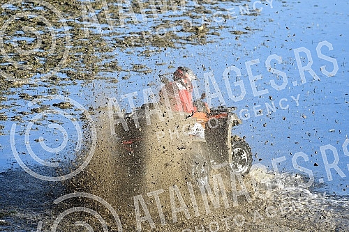 Nice weather lured people outside, so the young man enjoys riding a quad in Koviljski rit.Lepo vreme izmamilo je ljude napolje pa tako mladic uziva u voznji quada u Koviljskom ritu.