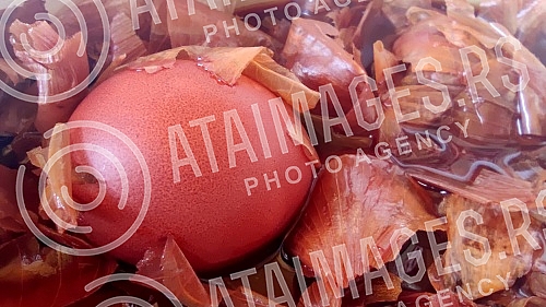 From dark red to orange - onions painted in onions can be of different shades and colors, and this healthiest and cheapest way of coloring was once the basic recipe for Easter eggs.Od tamno crvene do narandzaste - jaja bojena u lukovini mogu biti r