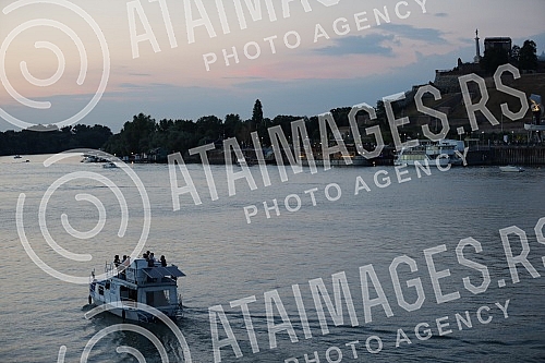 View of Belgrade and the coast by the river SavaPogled na Beograd i obalu sa reke Save