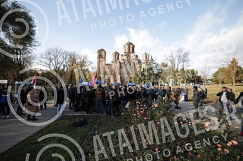 In Tasmajdan Park, People's Party President Vuk Jeremic issued a statement regarding criminal charges against Serbian Prime Minister Ana Brnabic and Ministers Zorana Mihajlovic and Irena Vujovic in connection with plans to open a Rio Tinto lithium mi