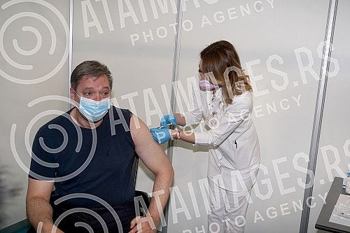 The President of the Republic of Serbia, Aleksandar Vucic, received the third (booster) dose of the coronavirus vaccine at the vaccination point in Hall 7 at the Belgrade Fair.Predsednik Republike Srbije Aleksandar Vucic primio je trecu (buster) do