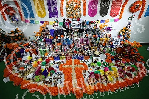 The Embassy of Mexico in Serbia and the Cervantes Institute in Belgrade mark the famous Mexican holiday Day of the Dead with a big celebration and presentation of the traditional altar of the dead.Ambasada Meksika u Srbiji i Institut Servantes u Be