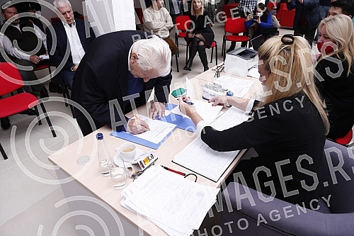 In the premises of the Social Democratic Party, the collection of signatures in support of the lists for the parliamentary and Belgrade elections was organized.U prostorijama Socijaldemokratske stranke organizovano je prikupljanje potpisa podrske l