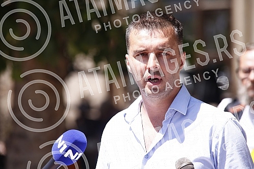 The Kreni-promeni movement and the Association for the Protection of Constitutionality and Legality organized a performance and a press conference in front of REM on the occasion of petitions to take away the frequency from Happy and Pink televisions