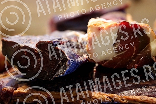 The Banja Luka Winter 2021/2022 event is being held in Petar Kocic Park, and over 100,000 lamps and lanterns have lit up Banja Luka this winter.Manifestacija Banjalucka zima 2021/2022 odrzava se u parku Petar Kocic, a Banjaluku je ove zime osvetlelo 