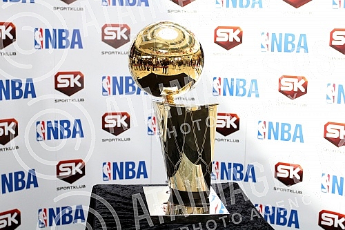 Champion trophy for the NBA was exposed at the mall - Delta City. The cup is named after Larry O'Brien.Pehar namenjen sampionu NBA lige bio je izlozen u Trznom centru - Delta siti. Pehar nosi ime Lerija OBrajena.