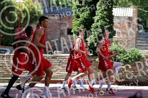 Red Star basketball players are returning to rhythm during training after a two-month break due to coronavirus pandemic.
Kosarkasi Crvene zvezde se na treningu vracaju u ritam posle dvomesecne pauze zbog pandemije korona virusa.
Red Star basketball players are returning to rhythm during training after a two-month break due to coronavirus pandemic.
Kosarkasi Crvene zvezde se na treningu vracaju u ritam posle dvomesecne pauze zbog pandemije korona virusa.
