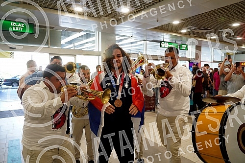 The representative of Serbia in wrestling, Zurab Datunashvili, the winner of the bronze Olympic medal at the Games in Tokyo, arrived in Serbia and on that occasion, a press conference was held at the Nikola Tesla Airport.Reprezentativac Srbije u rv