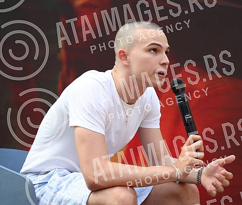 Voyage in WTF Open Air radio in TC Gallery - socializing with fans.Voyage u WTF Open Air radiju u TC Galerija - druzenje sa fanovima.