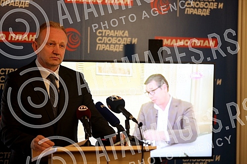 The president of the Party of Freedom and Justice, Dragan Djilas, held a press conference at the party's headquarters.
Predsednik Stranke slobode i pravde Dragan Djilas odrzao je konferenciju za medije u sedistu stranke. The president of the Party of Freedom and Justice, Dragan Djilas, held a press conference at the party's headquarters.
Predsednik Stranke slobode i pravde Dragan Djilas odrzao je konferenciju za medije u sedistu stranke.