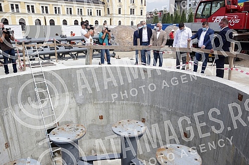 Setting up of he monument to Stefan Nemanja on the plateau of Sava Square has begun. Pocelo postavljanje spomenika Stefanu Nemanji na platou Savskog trga.