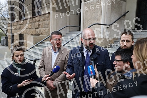 The Ajmo ljudi coalition organized a press conference in front of the Administrative Court on the occasion of the violation of the law by the GIK, which did not decide on the complaints within the legal deadline.Koalicija Ajmo ljudi je organizovala