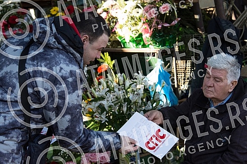 The youth of the SPS, led by the low MP Nina Pavicevic, talked to the citizens and handed out calendars to them.Omladina SPSa na celu sa niskom poslanicom Ninom Pavicevic pricla je sa sugrdjanima i delila im kalendare.