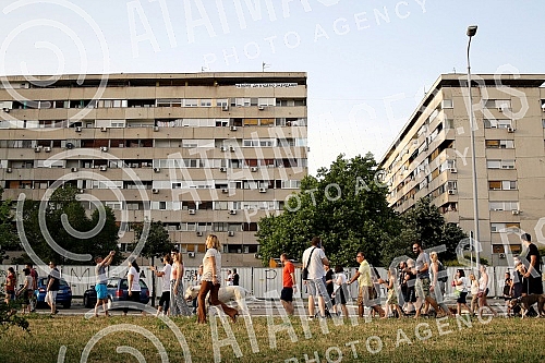 This morning, the Austrian company Drust continued the works in block 37, which angered the residents of the block who took to the streets again.
Austrijska kompanija Drust je jutros nastavila radove u bloku 37, sto je razljutilo stanare bloka koji This morning, the Austrian company Drust continued the works in block 37, which angered the residents of the block who took to the streets again.
Austrijska kompanija Drust je jutros nastavila radove u bloku 37, sto je razljutilo stanare bloka koji