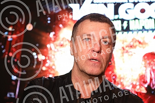 A press conference on the occasion of the Van Gogh group concert in the Kombank Hall was held at the Club Lisbon, and those present were able to see the premiere of the video for the song 