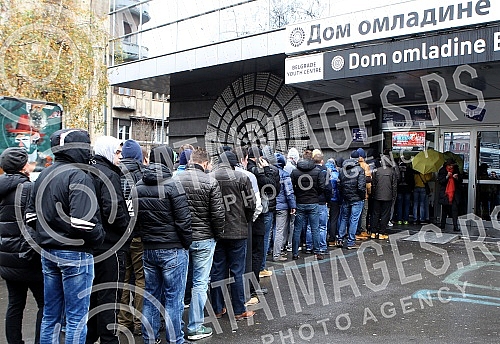 Navijaci Kosarkaskog kluba Crvena zvezda Telekom stoje u redu za kupovinu karata za utakmicu KK Crvena zvezda - Real Madrid koja je na programu u petak (27. 11. 2015) od 20,00 casova. Navijaci Kosarkaskog kluba Crvena zvezda Telekom stoje u redu za kupovinu karata za utakmicu KK Crvena zvezda - Real Madrid koja je na programu u petak (27. 11. 2015) od 20,00 casova.