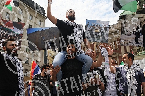 A rally in support of the Palestinian people in Jerusalem was held at the Monument to Prince Mikhail on Republic Square, organized by the Palestinian Diaspora in Serbia. Kod Spomenika knezu Mihailu, na Trg Republike odrzan skup podrske palestinskom