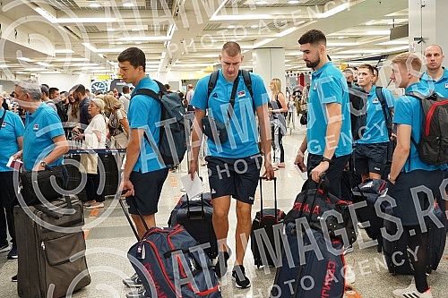 The basketball team of Serbia left early this morning from Nikola Tesla Airport to Prague for the European Championship.
Kosarkaska reprezentacija Srbija otputovala je rano jutros sa aerodromu Nikola Tesla u Prag na Evropsko prvenstvo. The basketball team of Serbia left early this morning from Nikola Tesla Airport to Prague for the European Championship.
Kosarkaska reprezentacija Srbija otputovala je rano jutros sa aerodromu Nikola Tesla u Prag na Evropsko prvenstvo.
