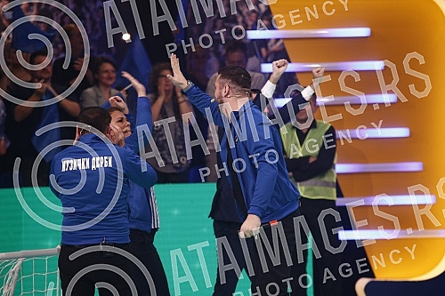 In the RTS studio in Kosutnjak, the recording of a new music sou program, the Music Derby show, has started, as a sign of support for our national team, which is going to Qatar for the football championship.U studiju RTS na Kosutnjaku pocelo je sni