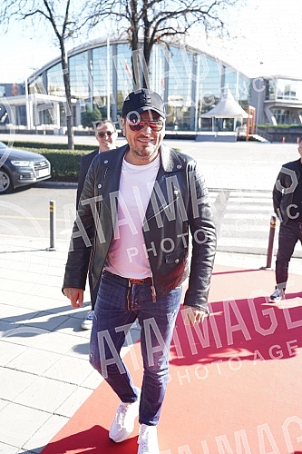 In front of Hall 5 of the Belgrade Fair, a media conference was held where the spectacular reception of 2023 with Aco Pejovic was announced.Ispred hale 5 Beogradskog sajma odrzana je konferencija za medije na kojoj je najavljen spektakularni docek 