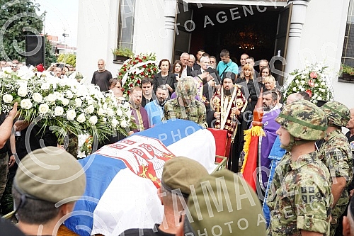 The Vice President of the National Assembly, retired Major General Bozidar Delic, was buried at Orlovaca cemetery.Potpredsednik Narodne skupstine, general-majora u penziji Bozidar Delic sahranjen je na grolju Orlovaca.