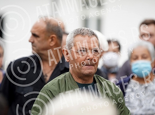 Family, friends, colleagues began to gather in the Church of the Holy Trinity in Kumodraz to pay their last respects to the late actor Milan Lanet Gutovic and to send him to eternal rest.Porodica, prijatelji, kolege poceli su da se okupljaju u Crkv