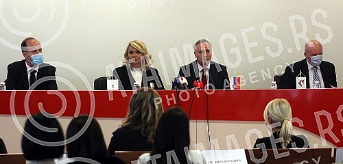 In the National Employment Service, the contracts were handed over to employers and the unemployed who used employment incentives this year by the Minister of Labor, Employment, Veterans' Affairs and Social Affairs, Darija Kisic Tepavcevic. U Nacio