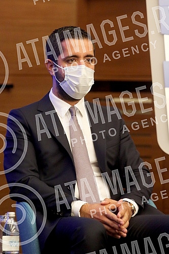 The ceremony of handing over the agreement on the EU donation of 10.2 million euros for 19 local self-government units for social housing and active inclusion projects was held in the Club of Deputies.Ceremonija urucivanja sporazuma o donaciji EU o