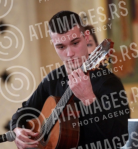  In the Temple of Saint Sava, for the first time, scholarships of the Patriarch of the Serbian Orthodox Church Porfirije were awarded to the best students of the final years of the Faculty of Medicine, Electrical Engineering, Law and Philosophy.U H