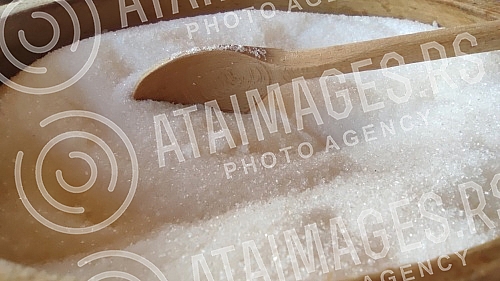 Sugar in wooden bowl.Secer u drvenoj ciniji.