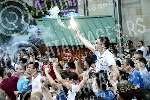 Serbian fans in downtown Belgrade watch soccer match between Costa Rica and Serbia at the World Cup in Russia.Srpski navijaci u centru Beograda gledaju fudbalsku utakmicu izmedju Kosta Rike i Srbije na Svetskom prvenstvu u Rusiji.