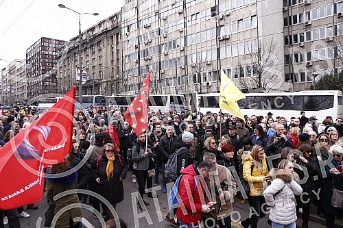 The protest of the Union of Teachers' Unions was held in Manjez Park, across from the building where the ministries are located.
Protest Unije sindikata prosvetnih radnika odrzan je u parku Manjez, preko puta zgrade u kojoj se smestena ministarstva. The protest of the Union of Teachers' Unions was held in Manjez Park, across from the building where the ministries are located.
Protest Unije sindikata prosvetnih radnika odrzan je u parku Manjez, preko puta zgrade u kojoj se smestena ministarstva.