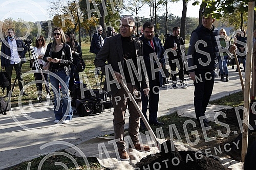 In the Friendship Park in Usce, the Serbian Progressive Party celebrated its 13th birthday by planting 13 trees.In the Friendship Park in Usce, the Serbian Progressive Party celebrated its 13th birthday by planting 13 trees.