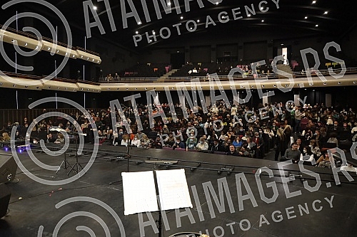 Organized by the Center of Belgrade Festivals (CEBEF) in the Kombank Hall was held a concert 