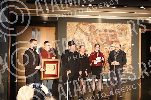 The presentation of the Lifetime Achievement Award Dobrica's Ring for 2021 to the family of Milan Lanet Gutovic was held at the Yugoslav Drama Theater, organized by the Association of Dramatic Artists of Serbia.Urucenje Nagrade za zivotno delo Dobr